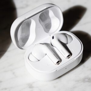 Apple AirPods 3 בתוך נרתיק הטעינה הפתוח